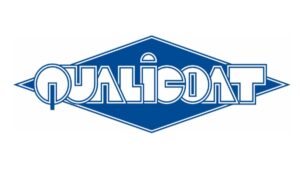 Logo Qualicoat : texte blanc stylisé inscrit dans un losange bleu, certification de qualité pour l'aluminium.