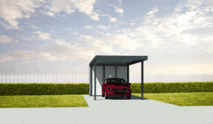 Voiture rouge garée sous un abri de voiture moderne gris, devant une haie verte et une clôture blanche, sous un ciel nuageux.